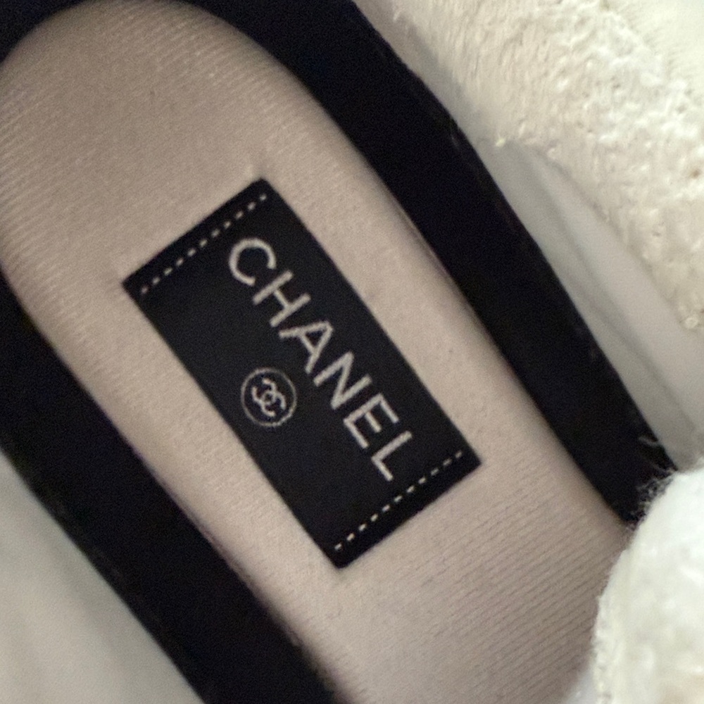 CHANEL Ivory and Beige Sneakers - Picture 3 of 10